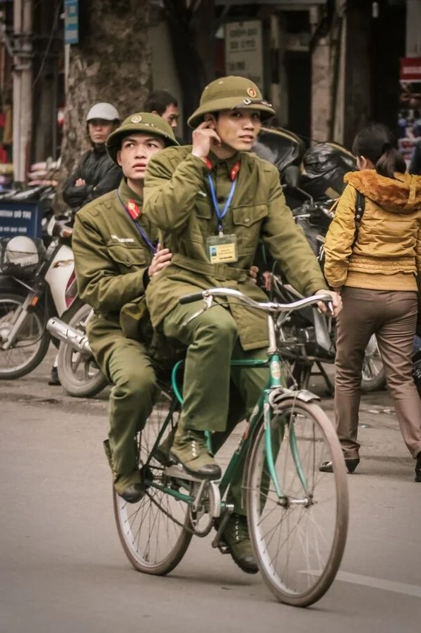 meme công an đạp xe tuần tra