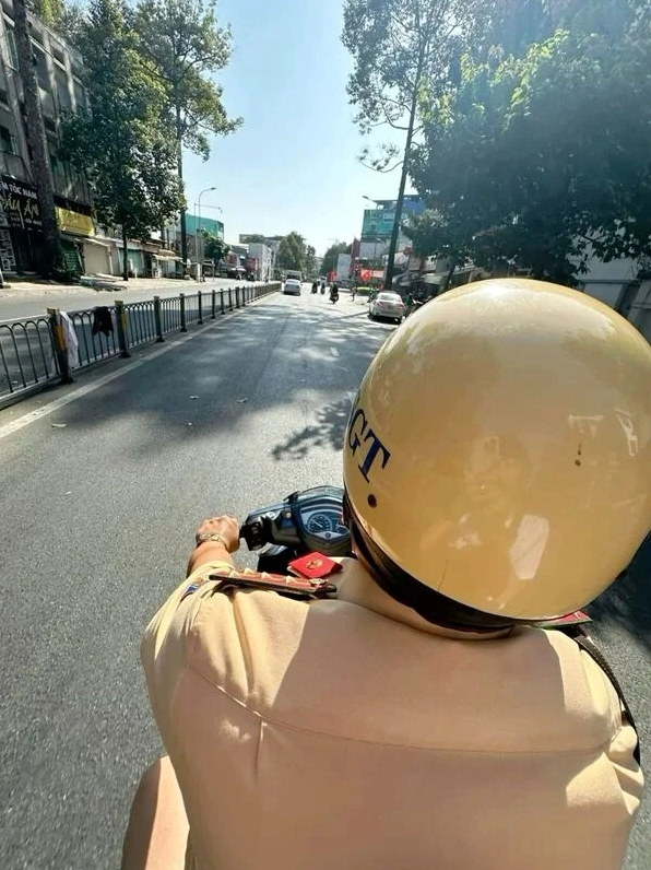 meme công an đi làm với khuôn mặt bơ phờ