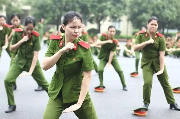 meme công an tập luyện hăng say