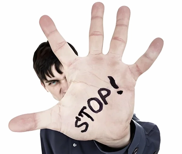 Meme giơ tay từ chối mọi kèo đi chơi xa vì ví đã cạn