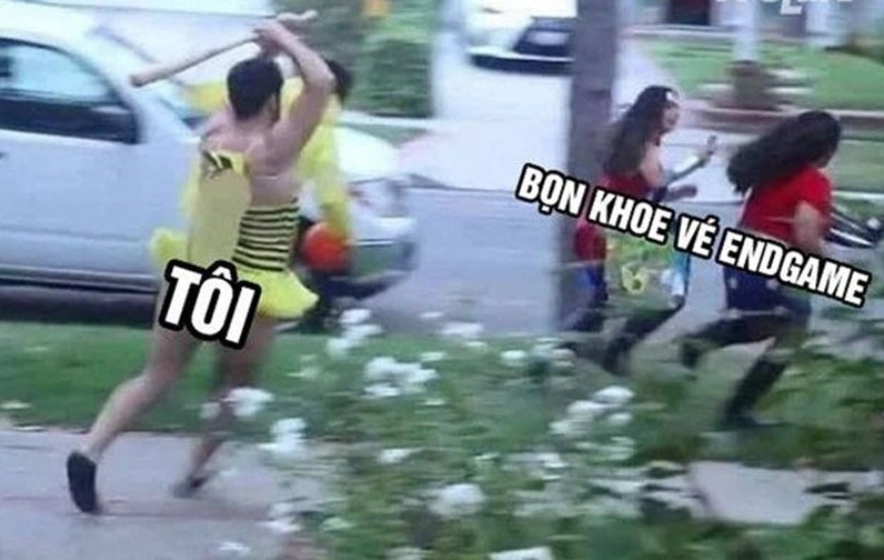 Meme hai người đang kéo tóc nhau giữa đường phố