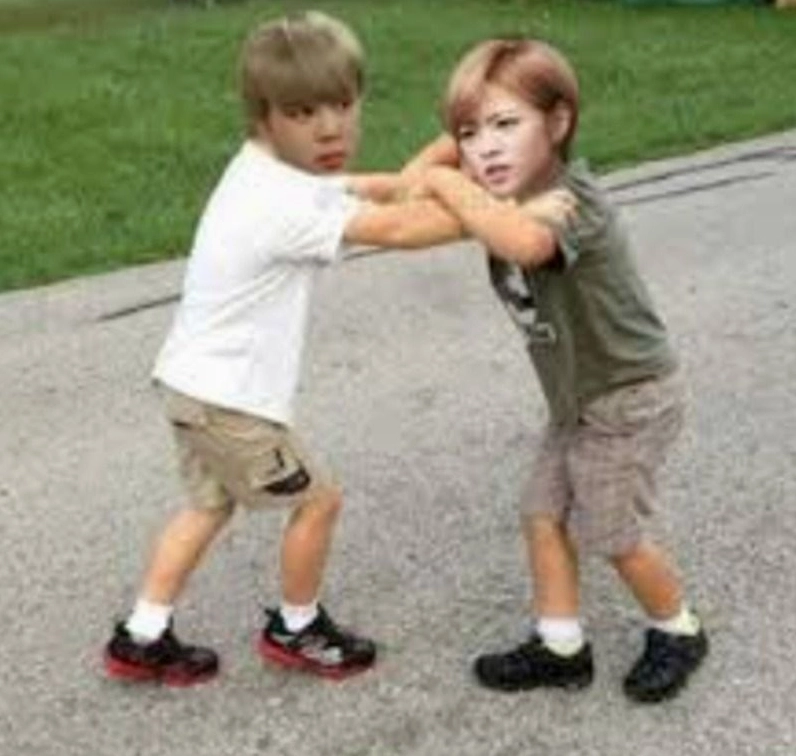 Meme hai ông chú đang vật lộn nhau dưới ao bùn