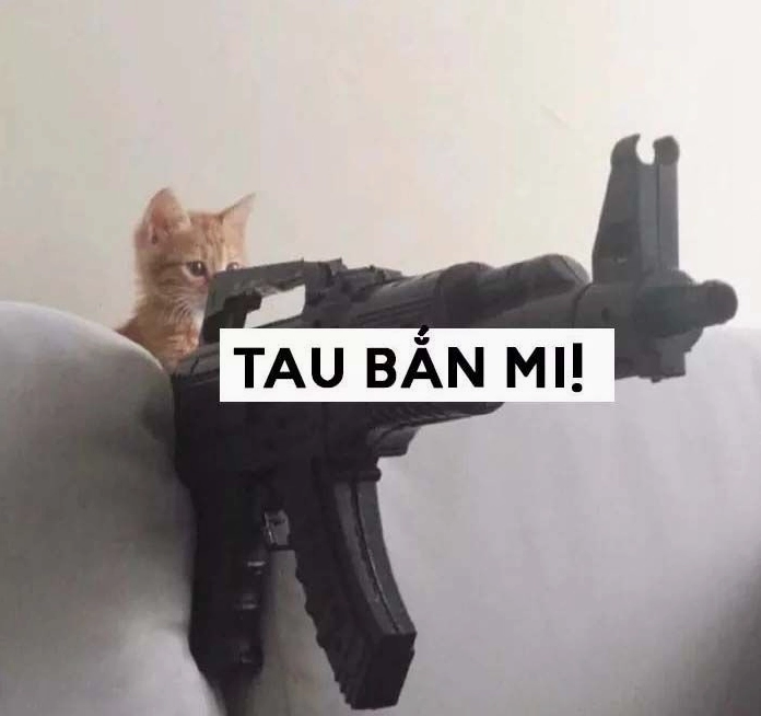 Meme hình ảnh hai người đang chĩa súng nước vào nhau cực kỳ căng thẳng