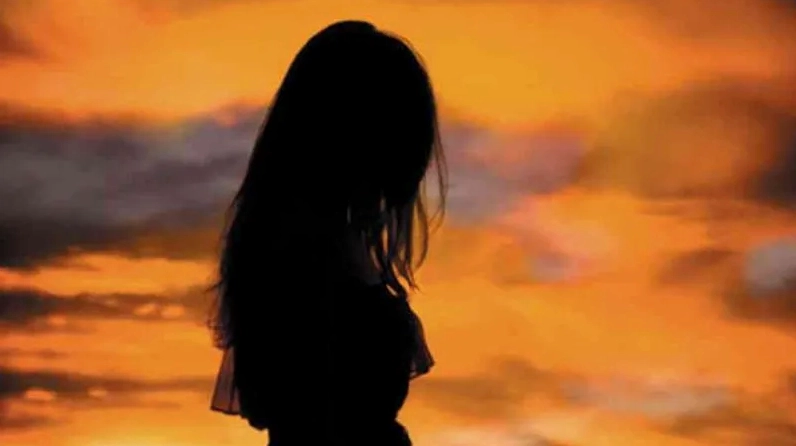 Meme mèo buồn tâm trạng lắng đọng khi nhớ về deadline