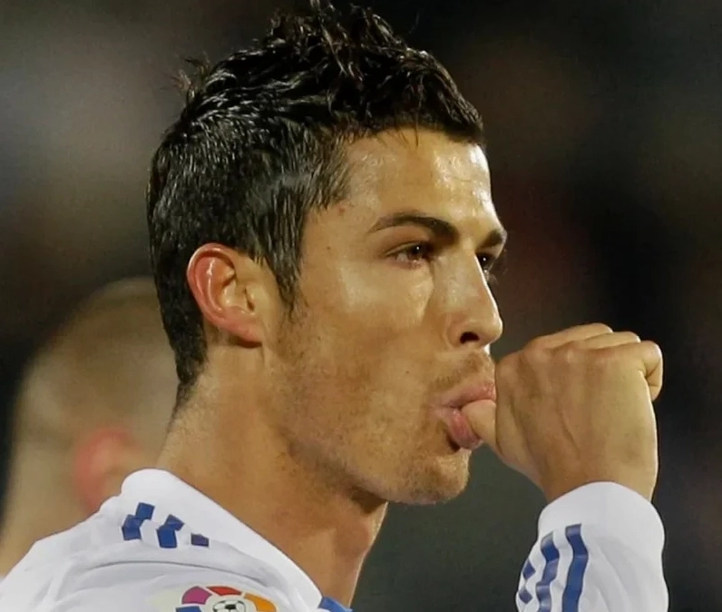 Meme messi ronaldo là sự kết hợp hài hước giữa hai huyền thoại