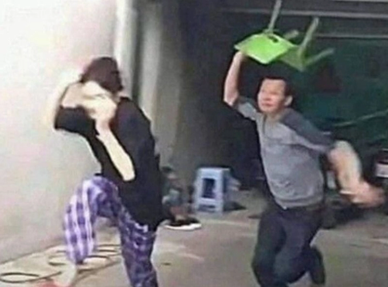 Meme một thanh niên tung cước bay người như phim chưởng