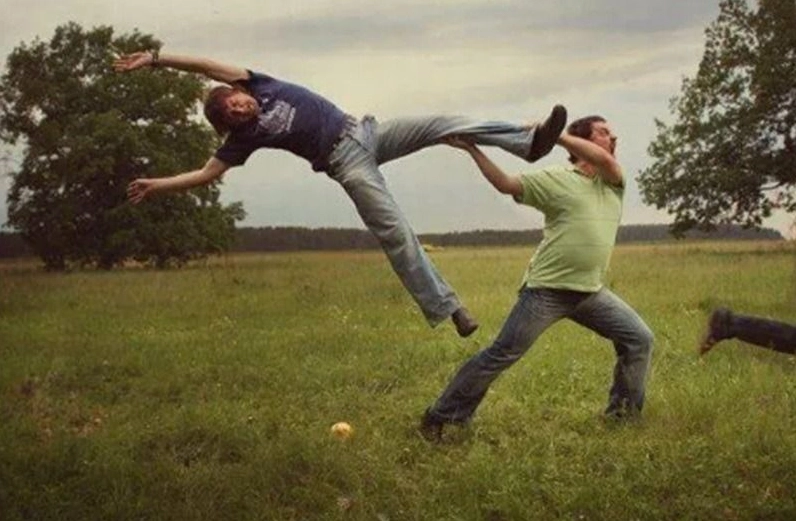 Meme người đàn ông vung tay chuẩn bị tát với biểu cảm phẫn nộ