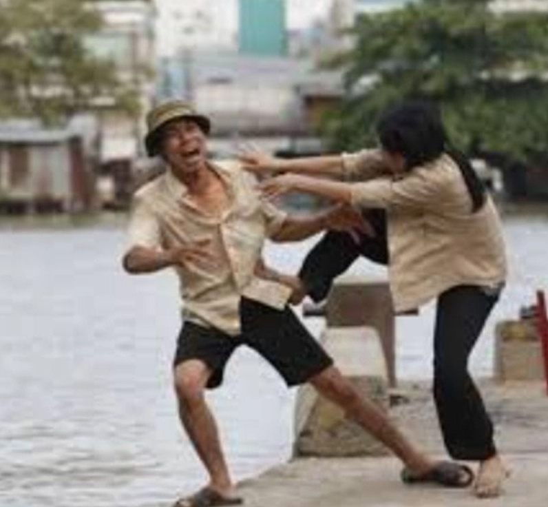Meme người phụ nữ cầm dép rượt đuổi ai đó vô cùng hung dữ