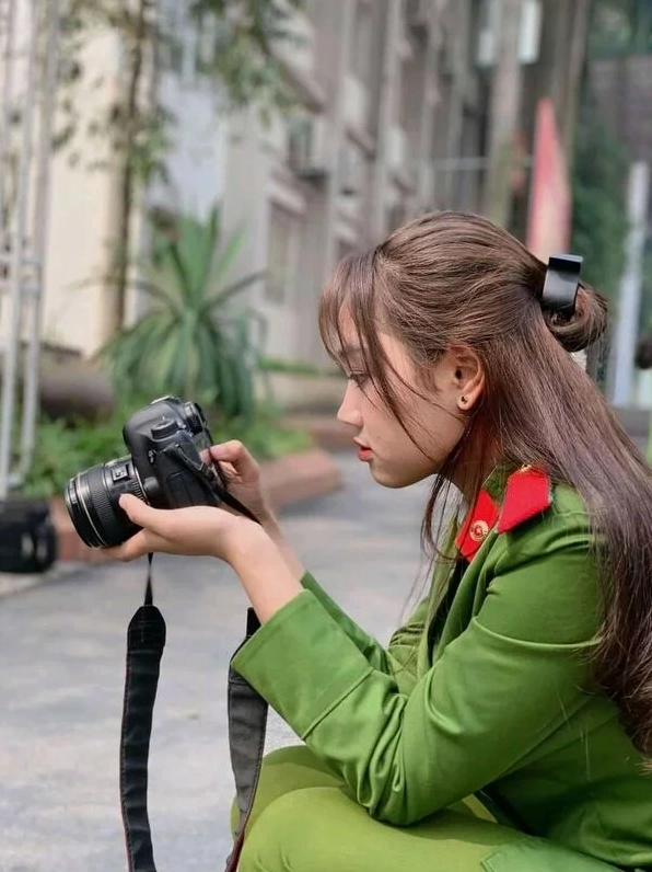 meme nữ công an chụp ảnh sống ảo