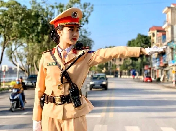 meme nữ công an xinh đẹp rạng ngời