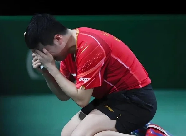 meme quỳ gối khóc