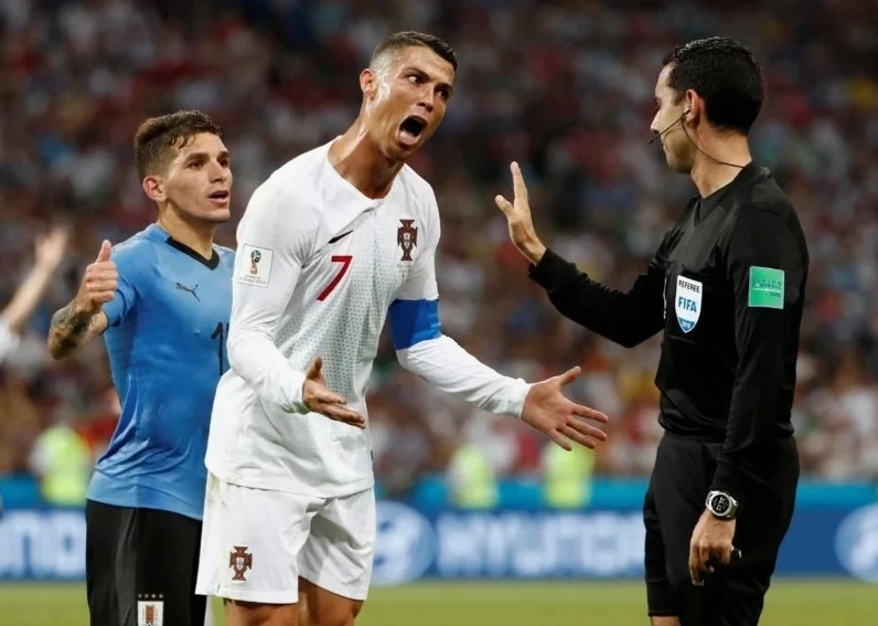 Meme ronaldo uống nước tạo điểm nhấn với sự hài hước