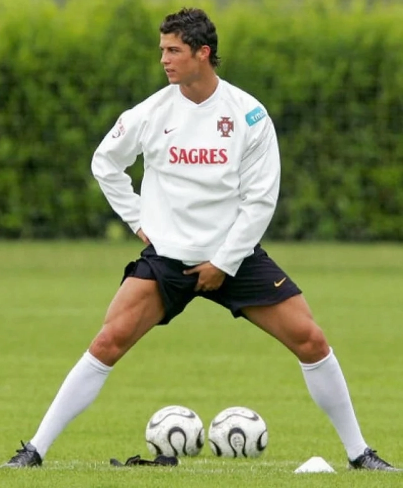 Messi vs ronaldo meme tái hiện cuộc chiến không hồi kết