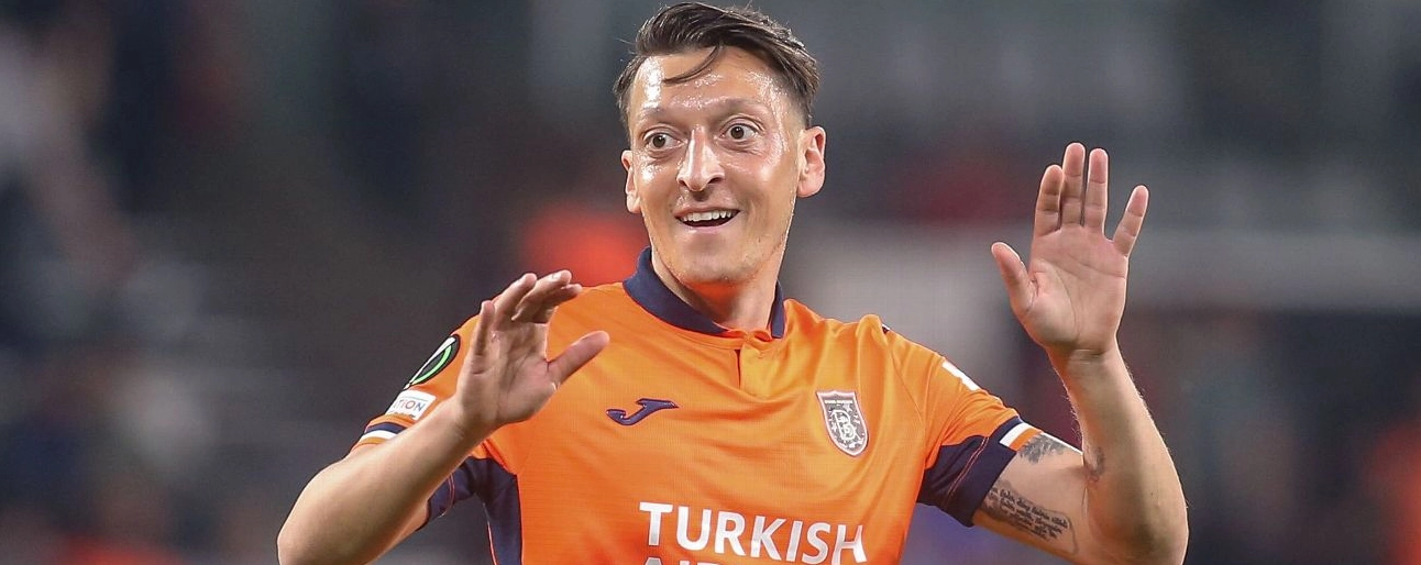 Mesut Ozil tuyên bố giải nghệ