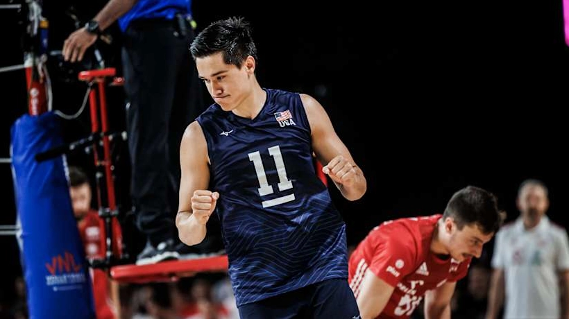 Micah Christenson chuyền hai chuẩn bị thực hiện đường kiến tạo cho đồng đội tại đội tuyển Mỹ