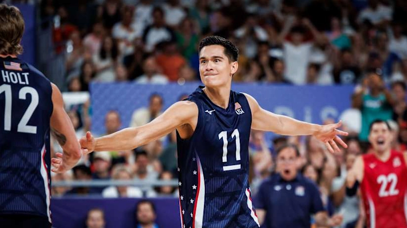 Micah Christenson thi đấu trên sân trong tư thế phòng ngự