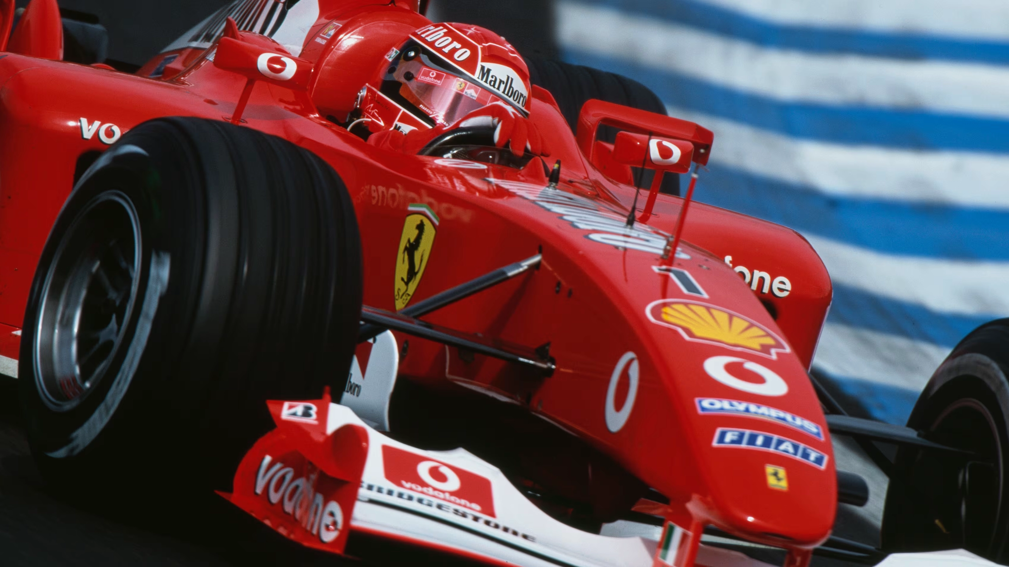 Michael Schumacher điều khiển chiếc Ferrari F2002 mạnh mẽ trên đường đua