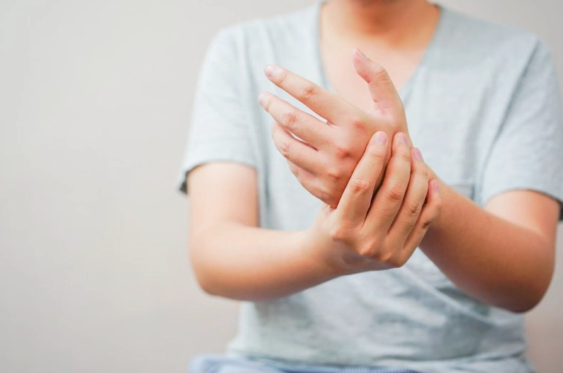 Minh họa biểu hiện của người yếu bóng vía trong đời sống hàng ngày