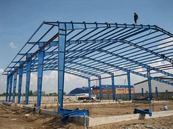 Minh họa cấu trúc cơ bản của một công trình nhà thép tiền chế đang được lắp dựng