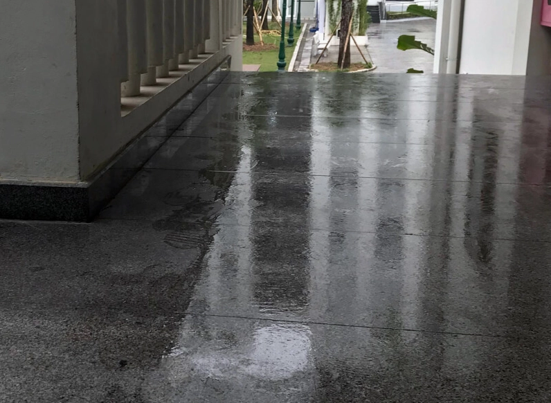 Minh họa hiện tượng nồm ẩm làm sàn nhà đọng nước