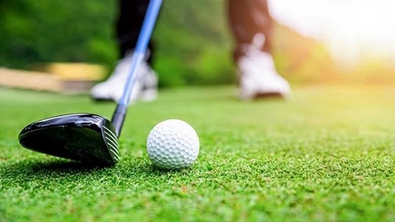 Minh họa người chơi đang thực hiện cú đánh golf trên sân cỏ xanh mướt