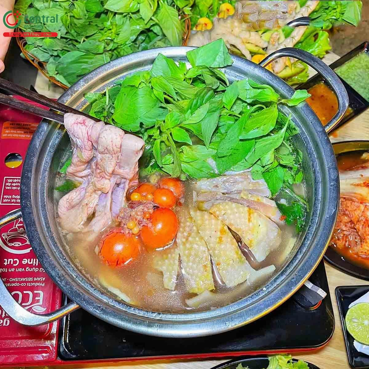 Món lẩu gà lá é thơm ngon hấp dẫn