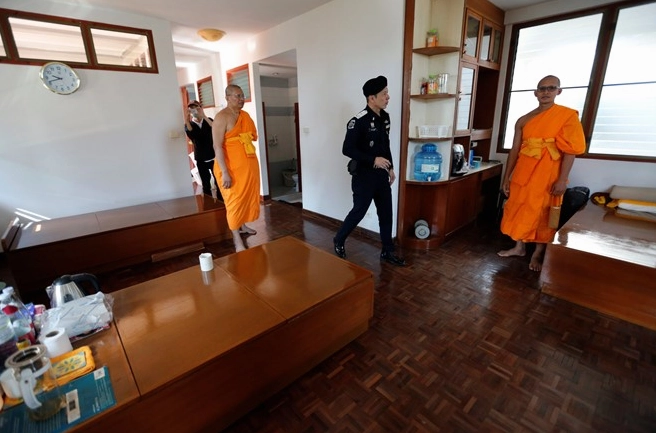 Một đoạn đường hầm được thắp sáng trang nghiêm phục vụ du khách thăm quan chiêm bái