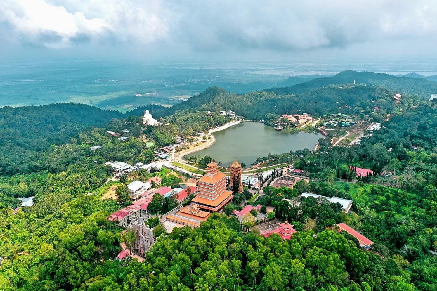 Một góc kiến trúc độc đáo mang đậm nét văn hóa Phật giáo của Chùa Vạn Linh