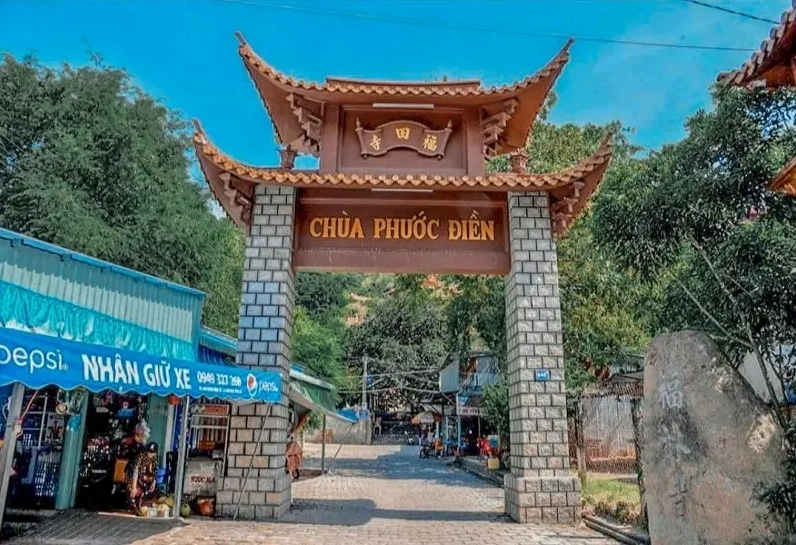 Một góc kiến trúc rêu phong cổ kính minh chứng cho bề dày lịch sử của ngôi chùa