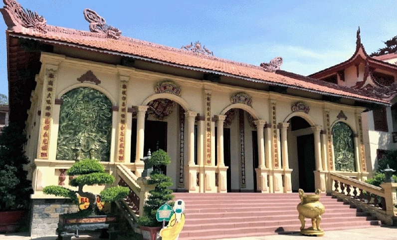 Một góc kiến trúc thanh tịnh và uy nghiêm tại khuôn viên Chùa Kim Cang