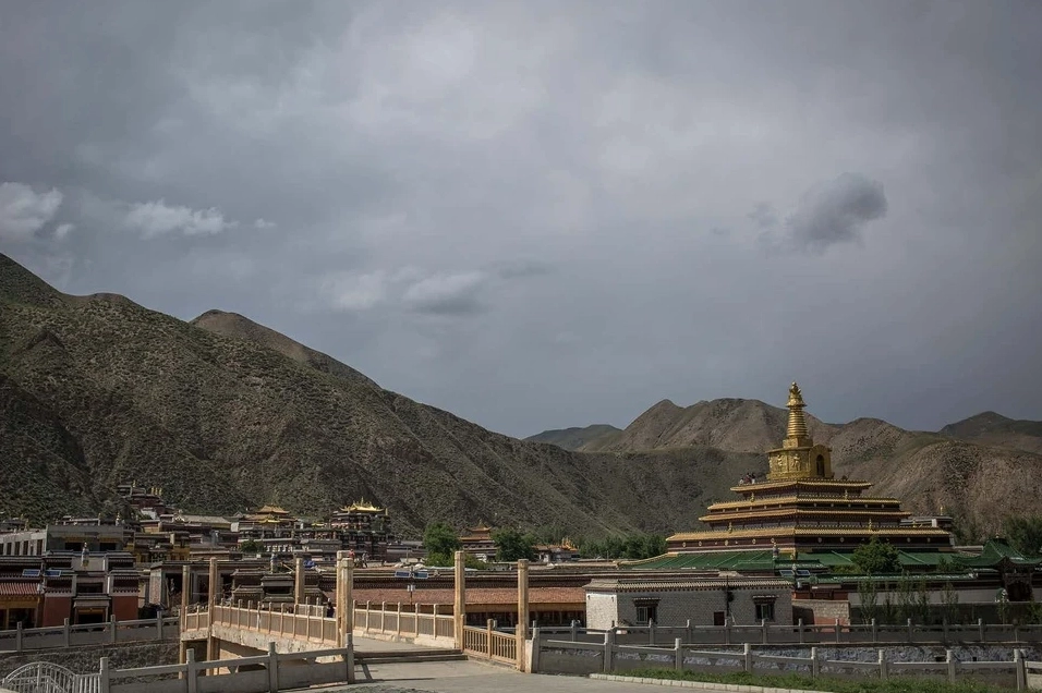 Một góc kiến trúc tĩnh lặng và linh thiêng tại Tu viện Labrang Tây Tạng