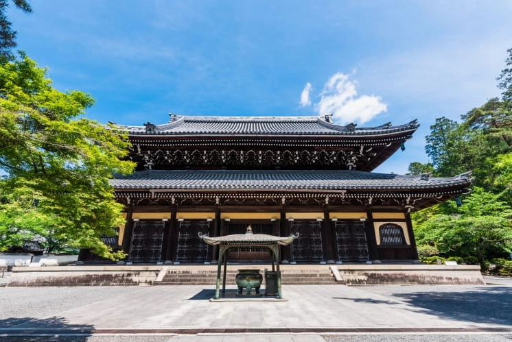 Một góc kiến trúc tĩnh lặng và rêu phong bên trong khuôn viên tự viện