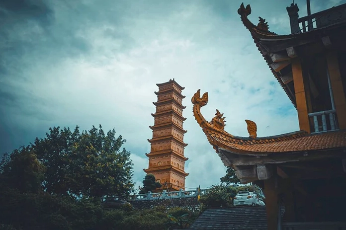 Một góc tĩnh lặng bên trong khuôn viên Di tích Tháp Tường Long