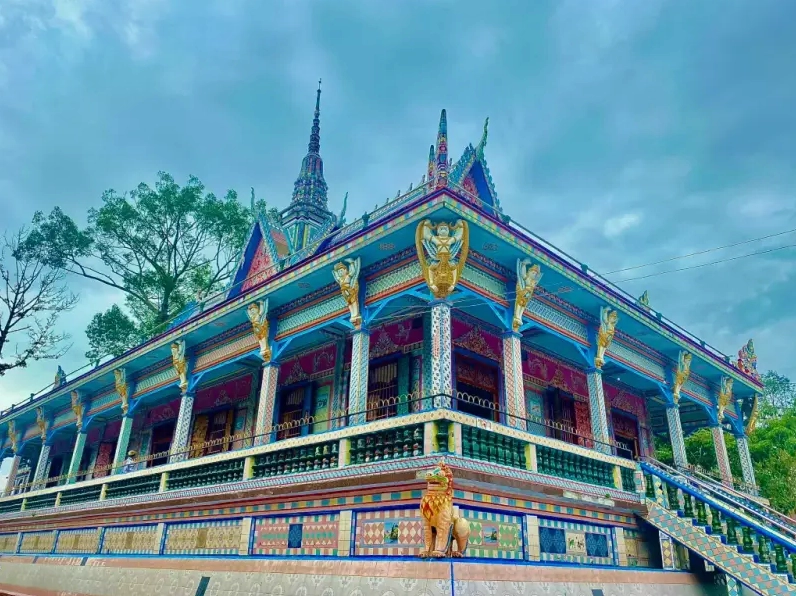 Một góc tường được trang trí bằng những mảnh chén dĩa sứ nhiều màu sắc tại ngôi chùa