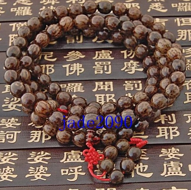 Một người phụ nữ ngồi thiền, tay lần tràng hạt, tượng trưng cho thực hành niệm