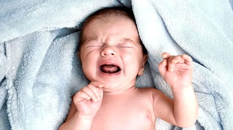 Một số tác động tiêu cực đến bé khi mẹ vừa cho con bú vừa xem tivi.