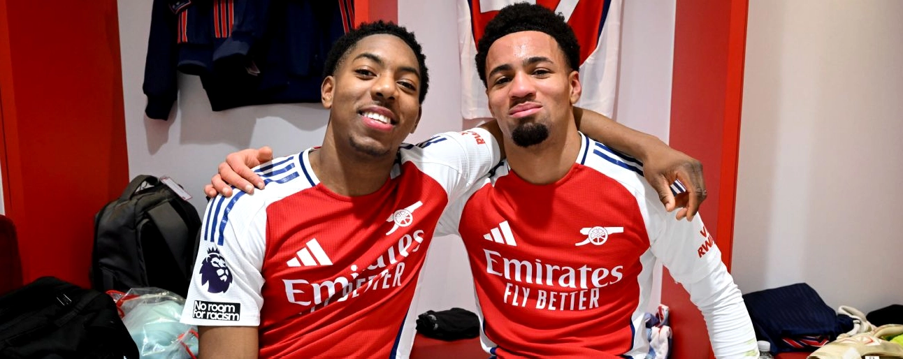 Myles Lewis Skelly và Ethan Nwaneri ăn mừng trong phòng thay đồ Arsenal sau trận đấu với Manchester City