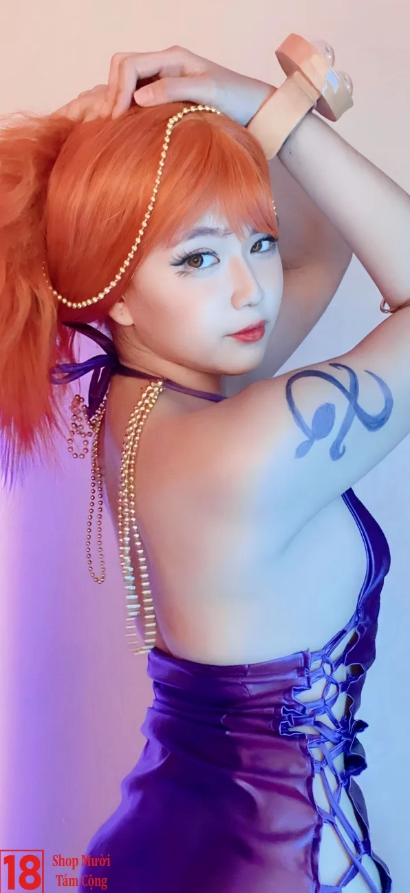 Nami cosplay khoe nét đẹp rạng rỡ và thân hình bốc lửa