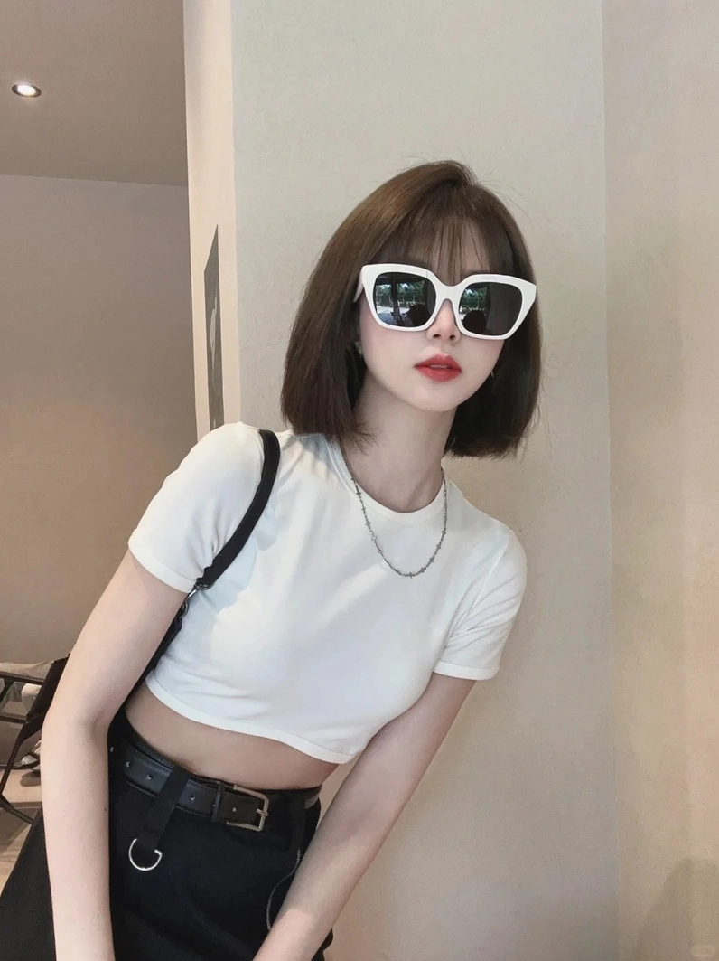 Nàng hot girl tóc ngắn đeo kính gọng tròn toát lên vẻ tri thức nhưng cũng rất đỗi quyến rũ