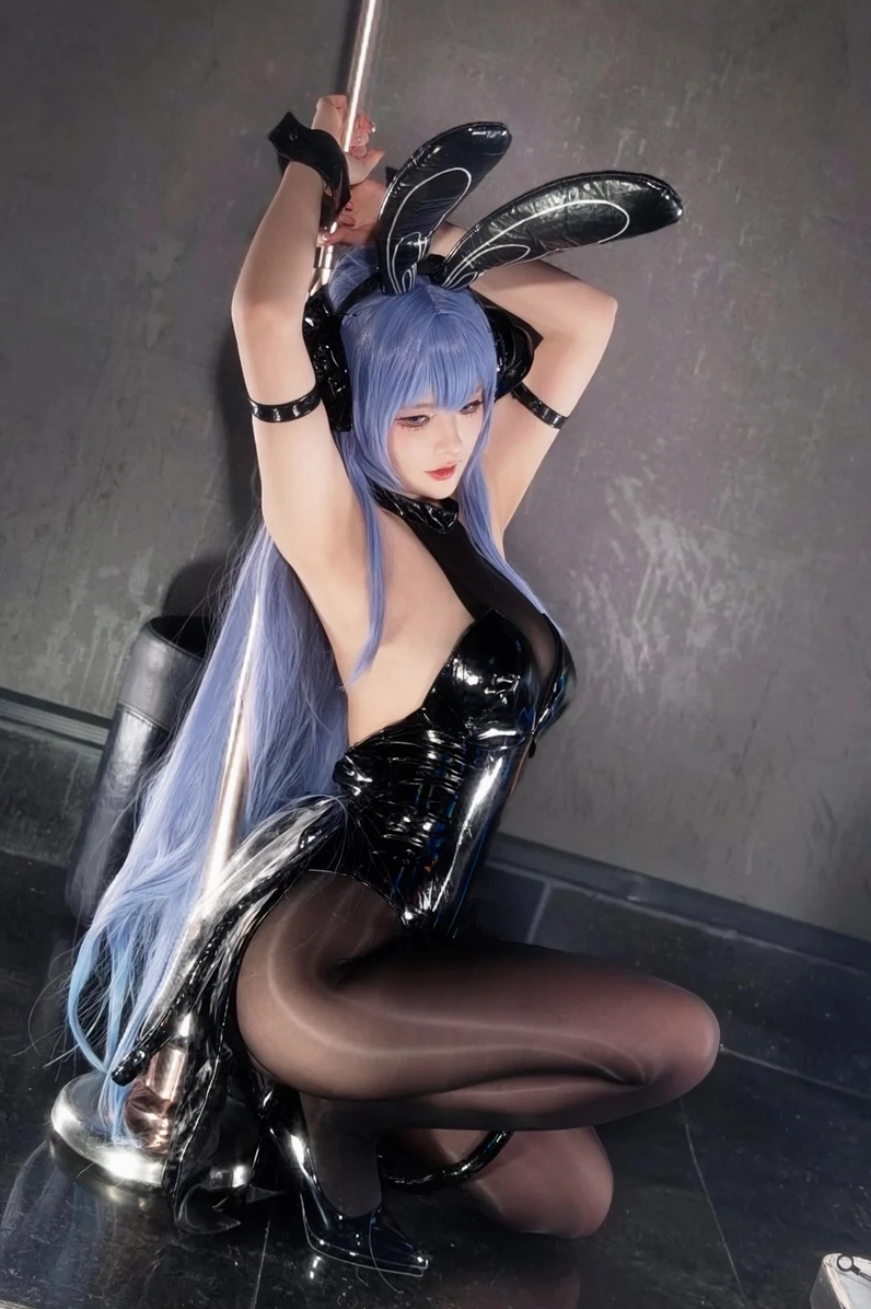 Nàng thỏ đen vô cùng quyến rũ trong bộ trang phục cosplay bắt mắt