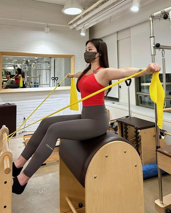 Nàng thơ khoe dáng trong trẻo với bộ trang phục legging phong cách tối giản
