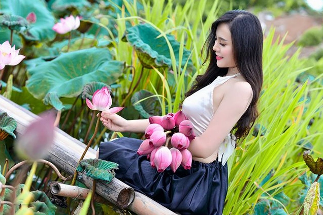 Nàng thơ khoe góc nghiêng xinh đẹp thuần khiết khi chụp ảnh nghệ thuật cùng hoa sen
