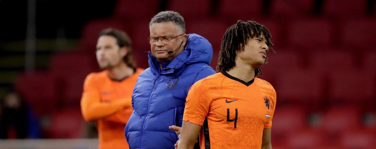 Nathan Aké của Đội tuyển Hà Lan rời sân sau khi dính chấn thương trong trận giao hữu với Tây Ban Nha