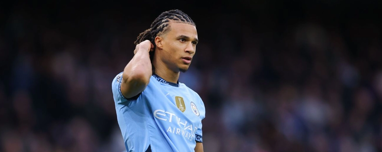 Nathan Aké của Manchester City trong trận đấu tại Premier League giữa Manchester City FC và Liverpool