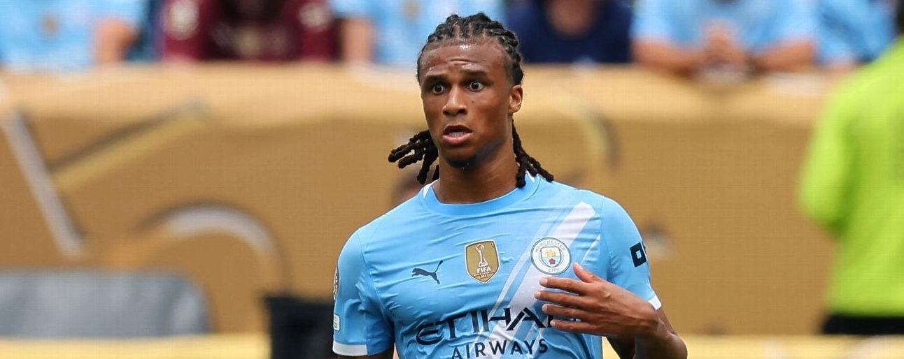 Nathan Aké số 6 của Manchester City khống chế bóng trong trận đấu bảng G của FIFA Club World Cup gặp Wydad AC