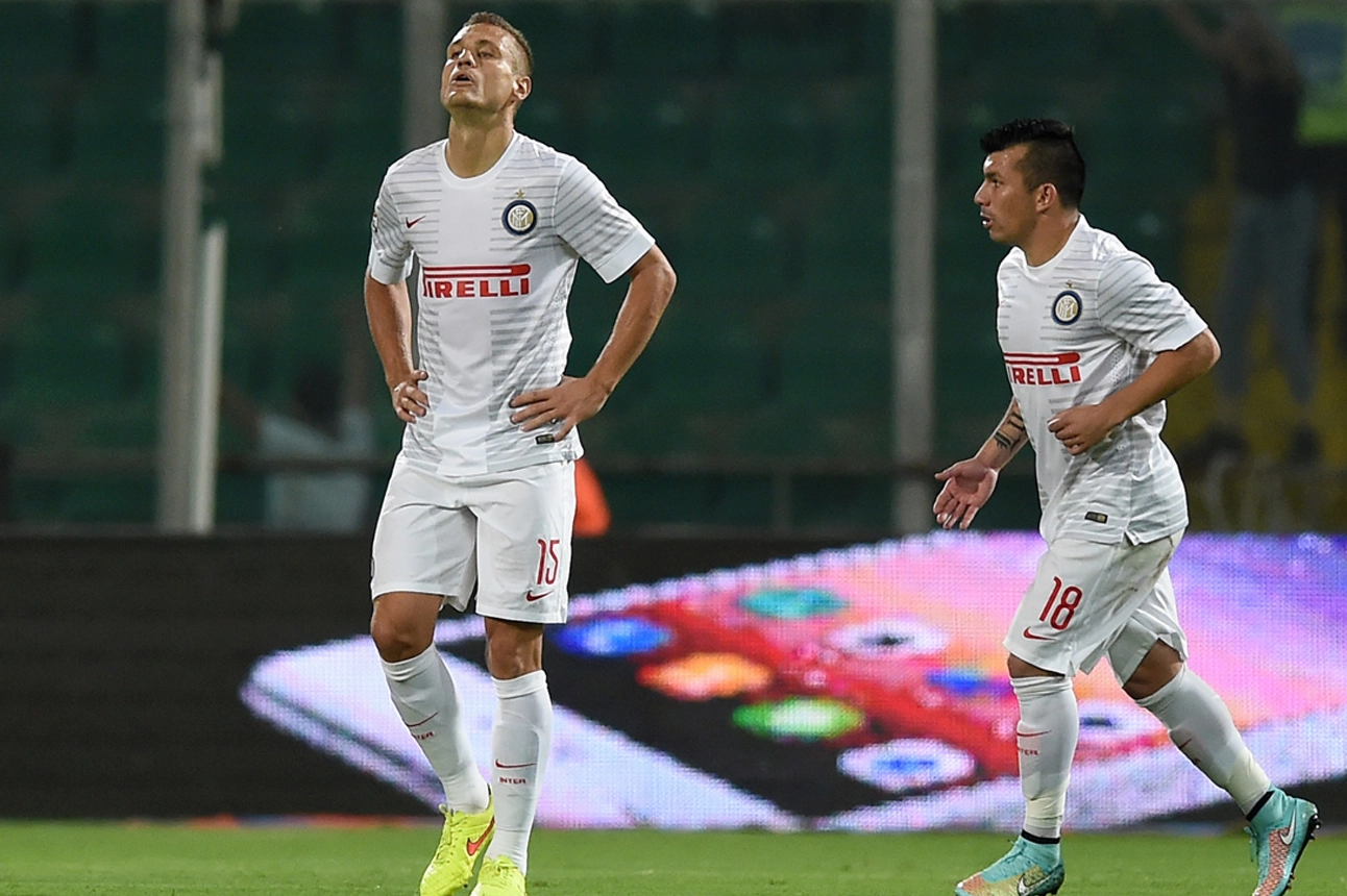 Nemanja Vidic thể hiện sự quyết tâm trong một pha tranh chấp