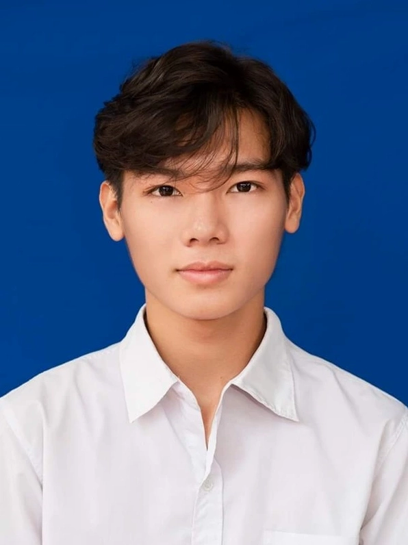 Nền xanh chụp ảnh thẻ chuẩn cho bạn nam cùng chiếc áo sơ mi trắng đơn giản