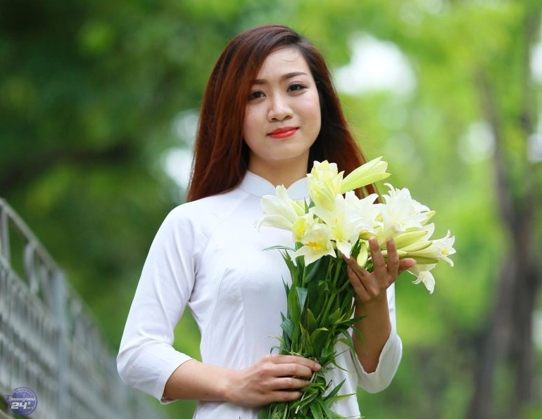 Nét đẹp dịu dàng của thiếu nữ tạo dáng cùng những nhành hoa loa kèn trắng