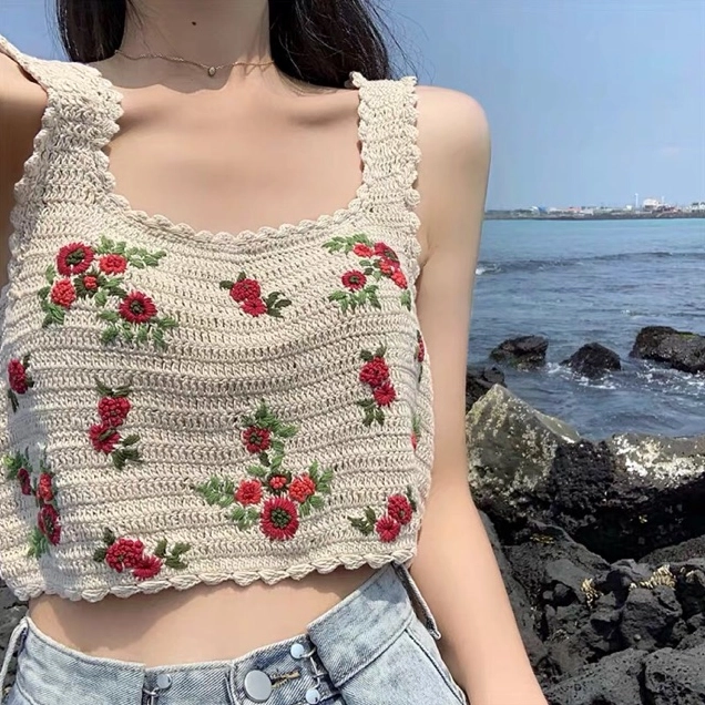 Nét đẹp dịu dàng e ấp của hình thiếu nữ mặc áo 2 dây thanh lịch