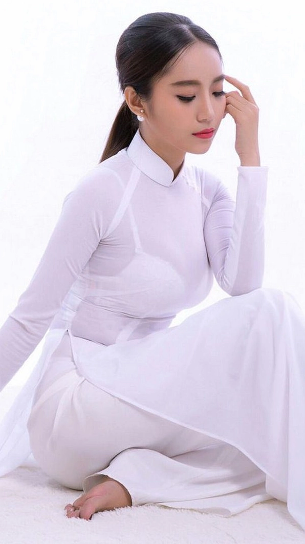 Nét đẹp e thẹn của người con gái Việt trong tà áo dài xuyên thấu e ấp